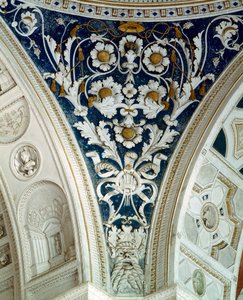 A loggia, virágos domborművekkel díszített páncél részlet a boltozatban, 1520-as évek (stukkó)
